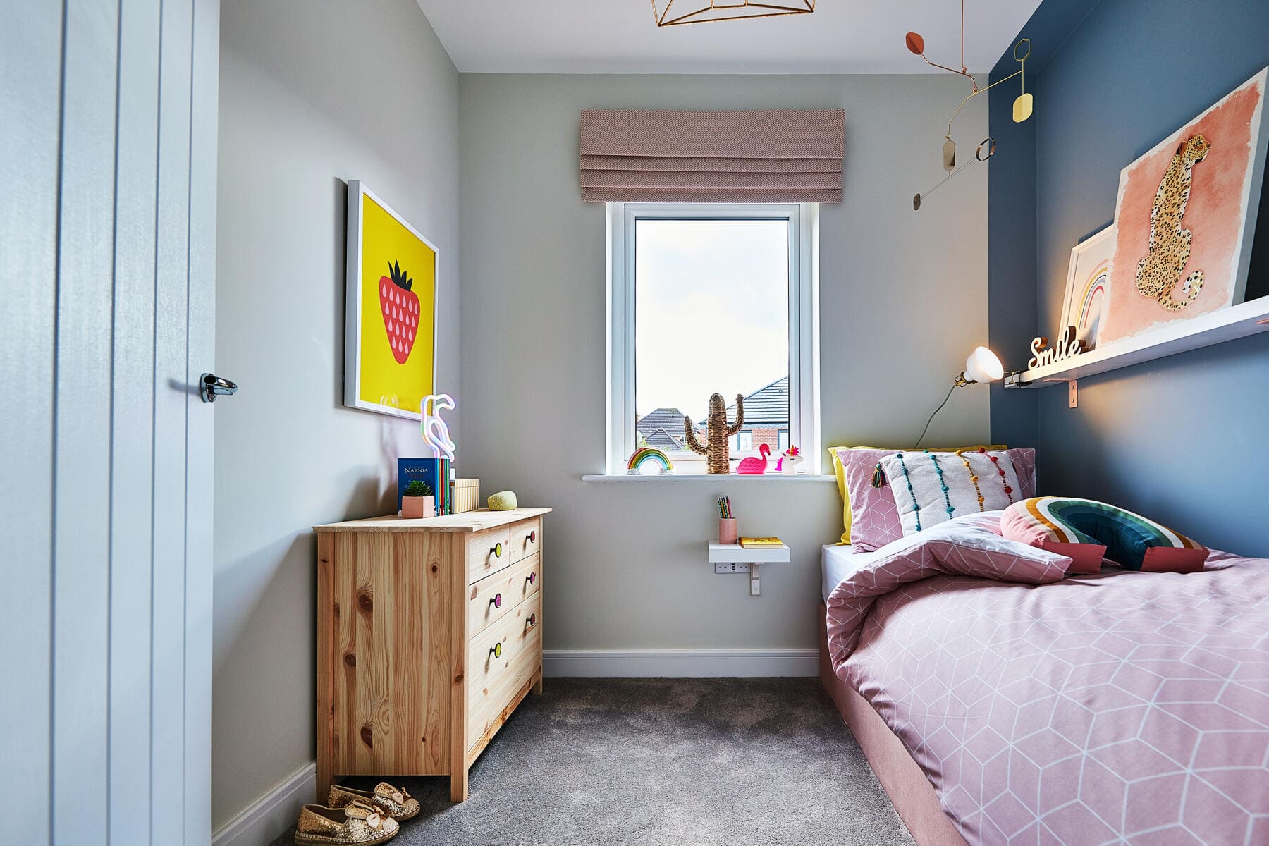 Single bed and chest of drawers