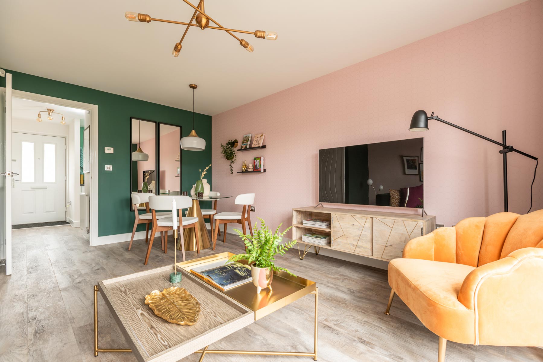 Lounge with dining table