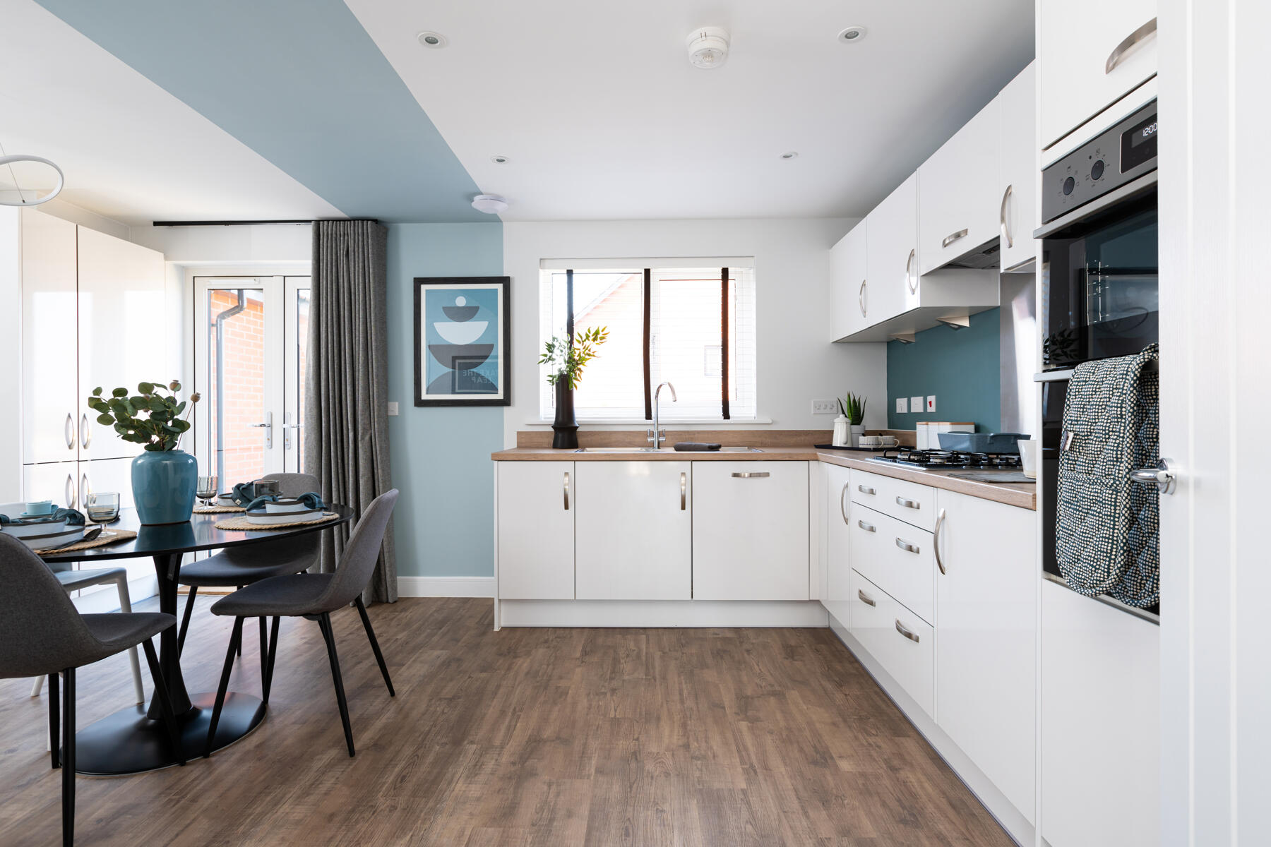 Kitchen units and table