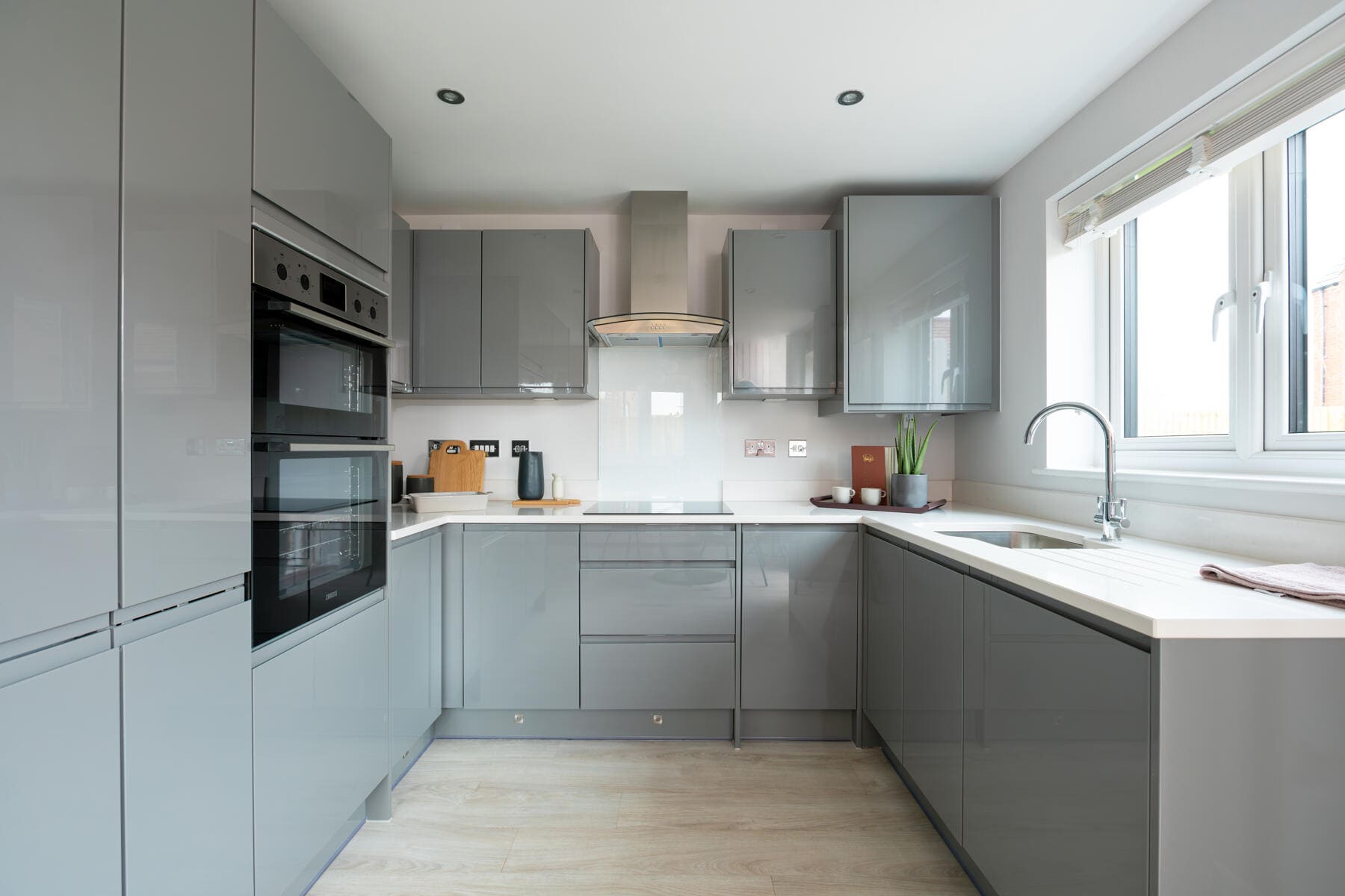 Kitchen units with appliances