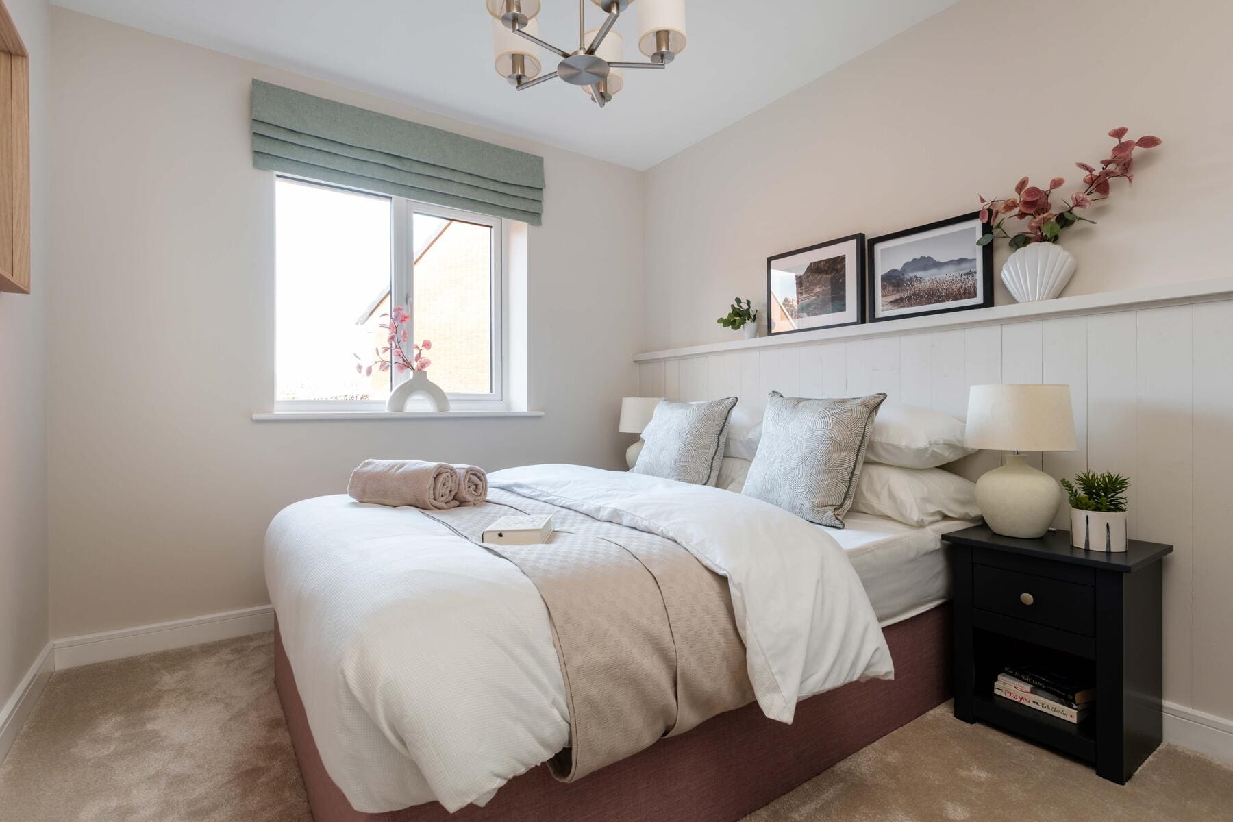 Double bed with ledge and window 