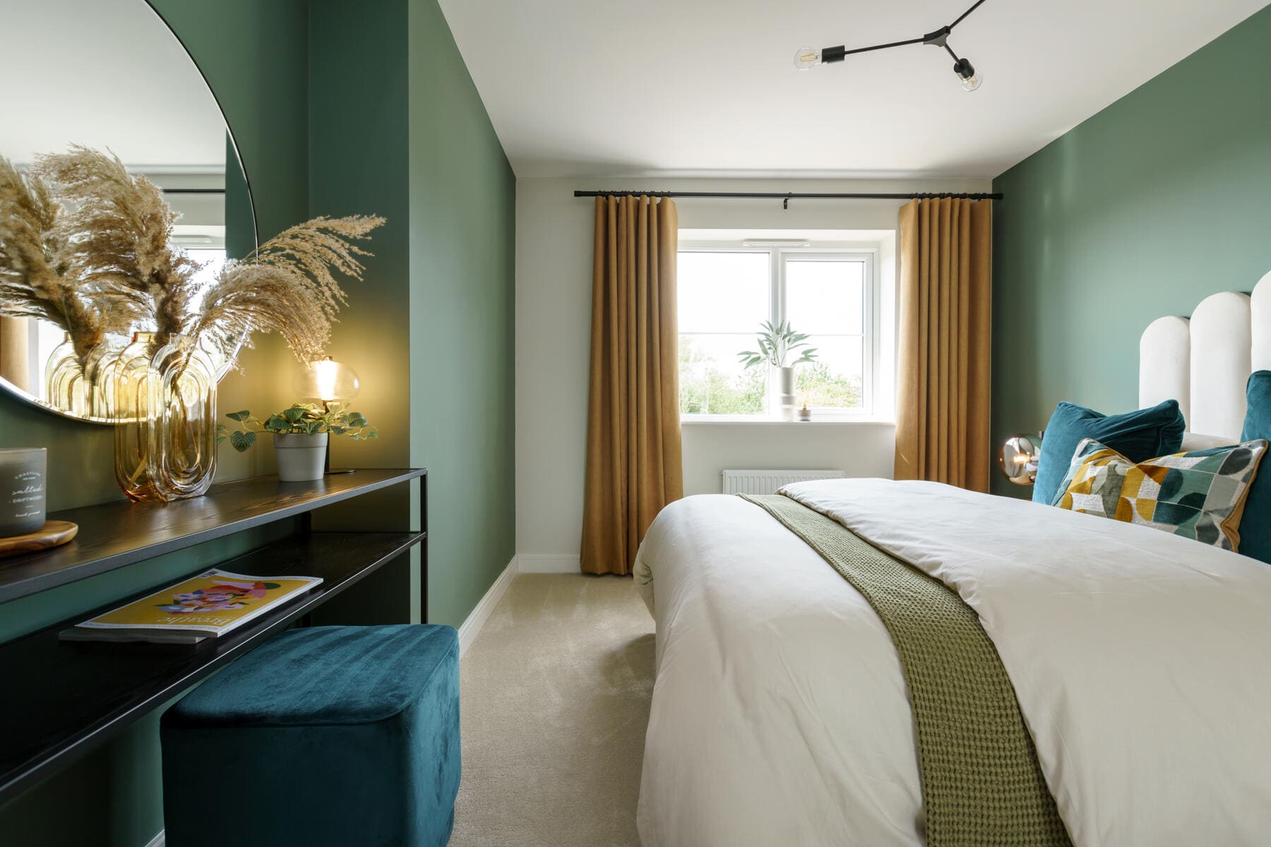 Double bedroom with dressing table