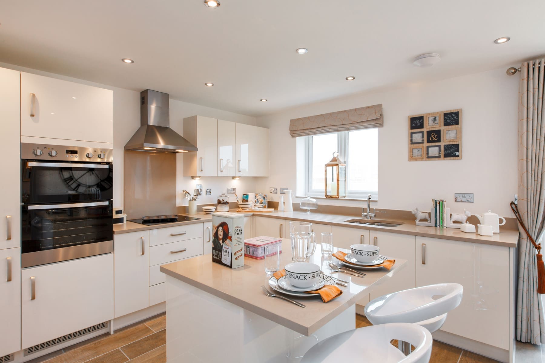 Kitchen with  breakfast bar