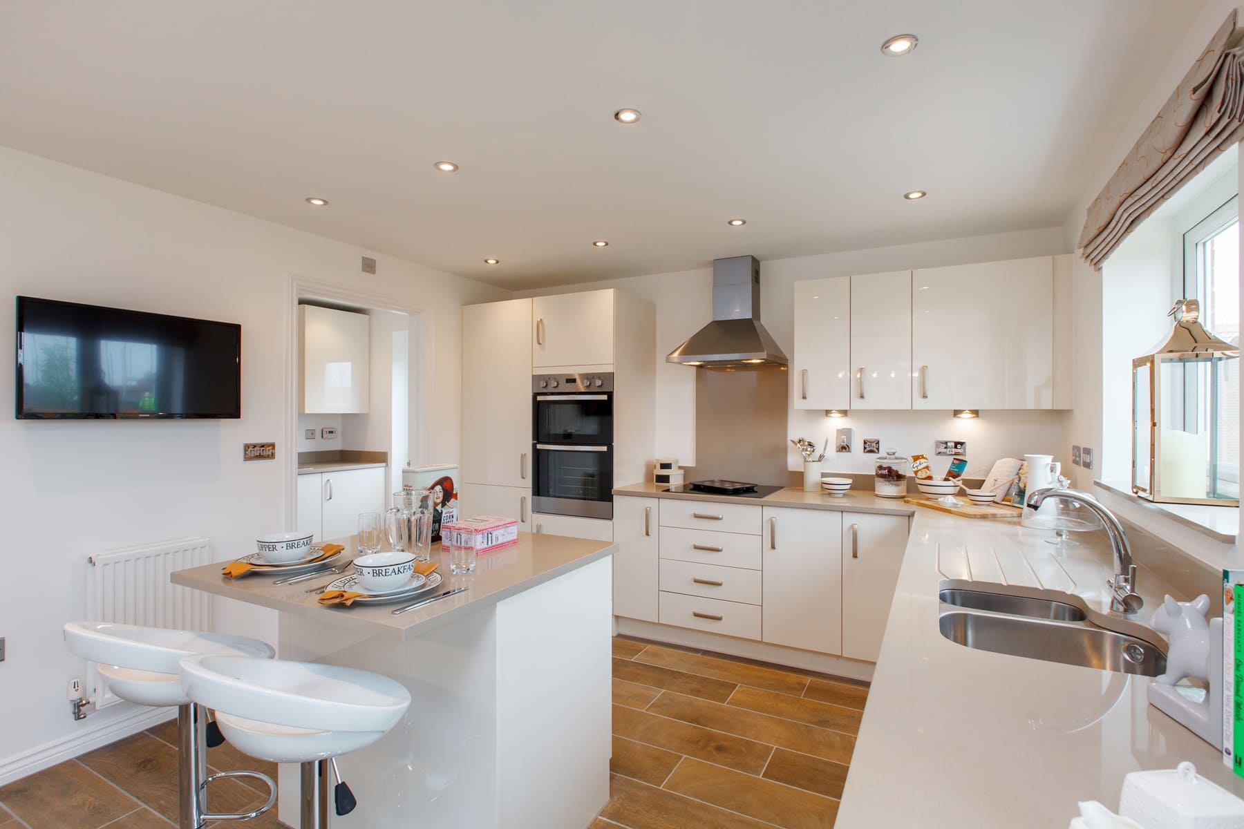 Kitchen with breakfast bar