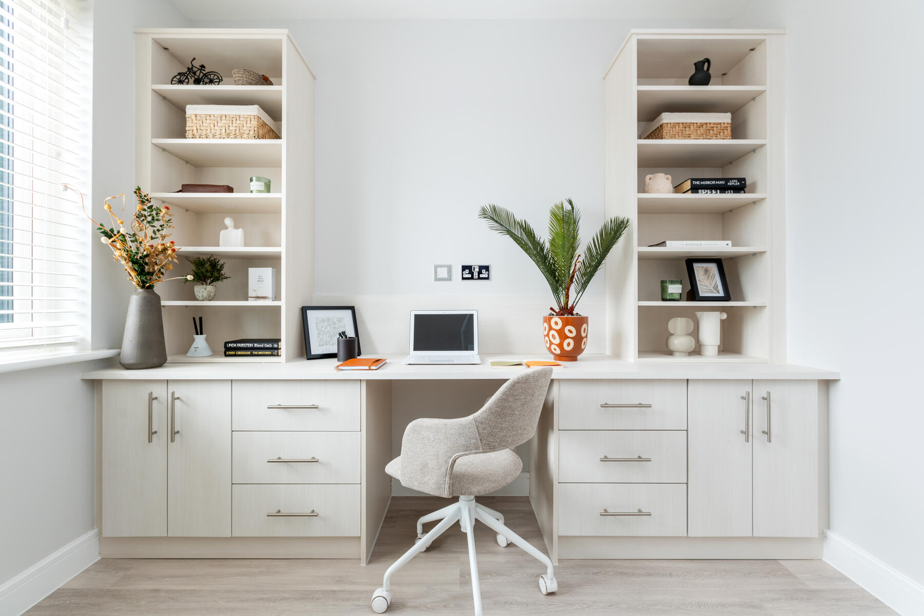 Fitted desk with shelves in study