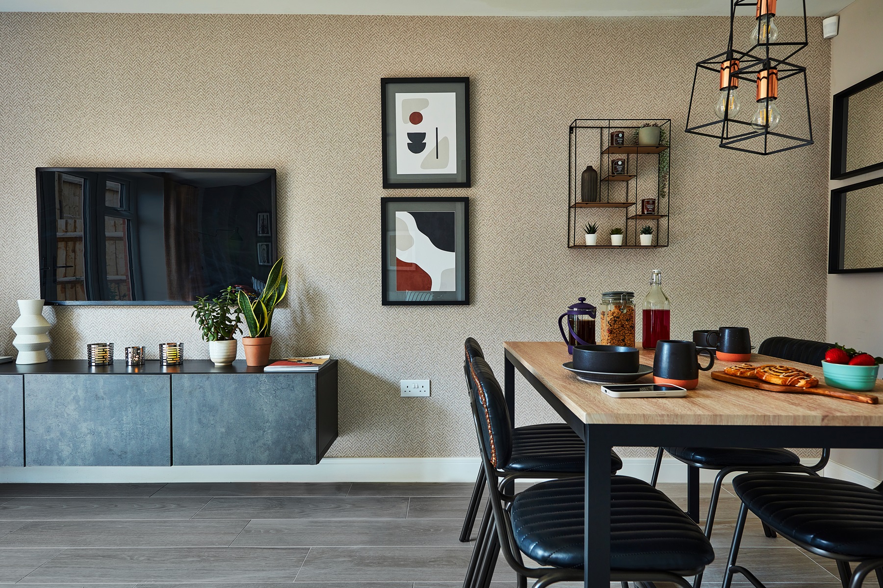 Open plan lounge/dining room