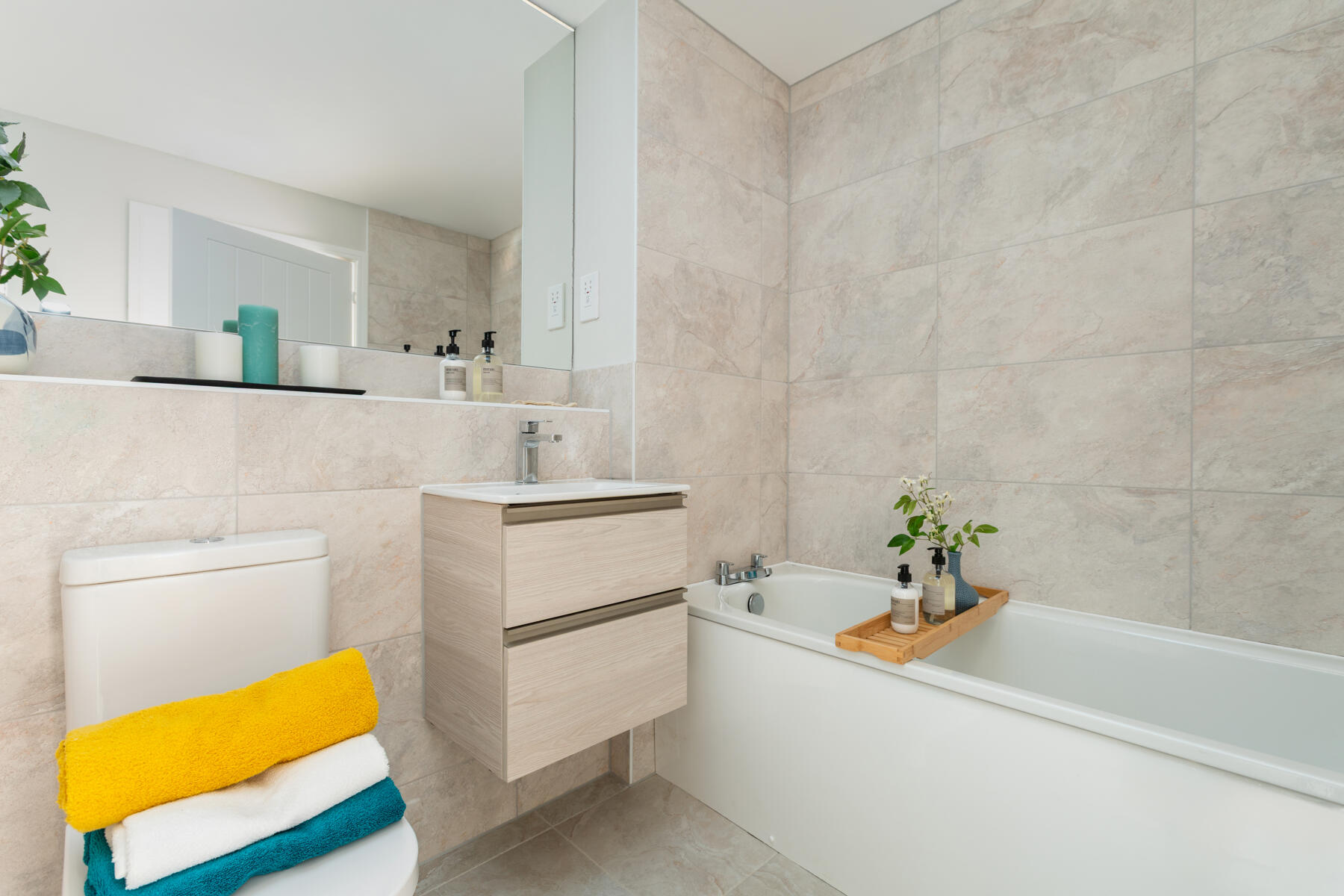 Contemporary main bathroom