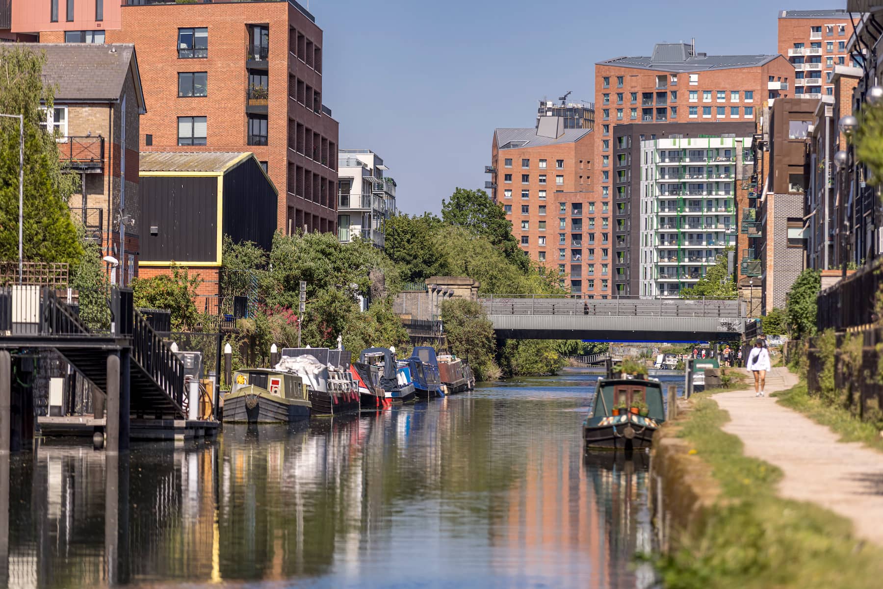 Enjoy riverside walks or cycles down the River Lea connecting you to Limehouse, Hackney Wick & Victoria Park