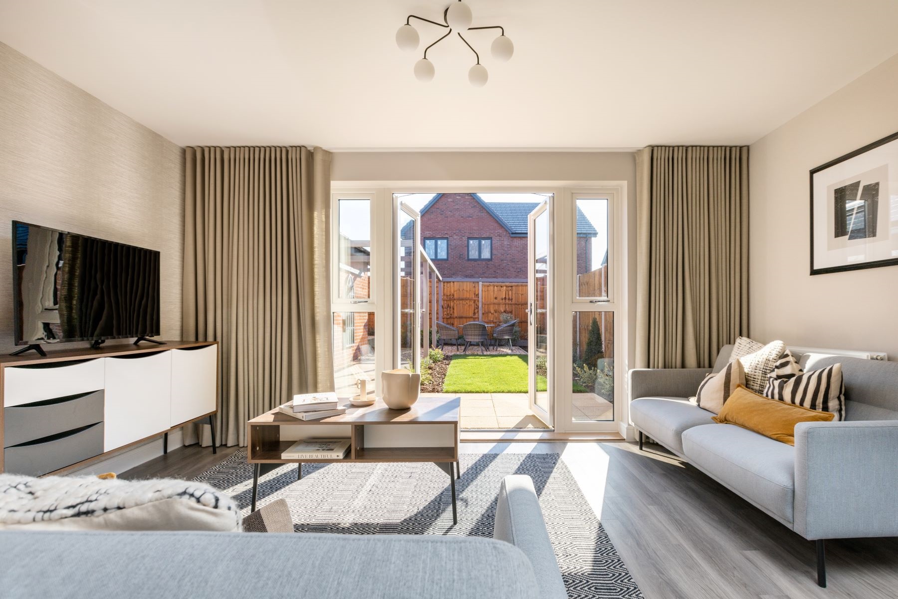 Lounge to garden 