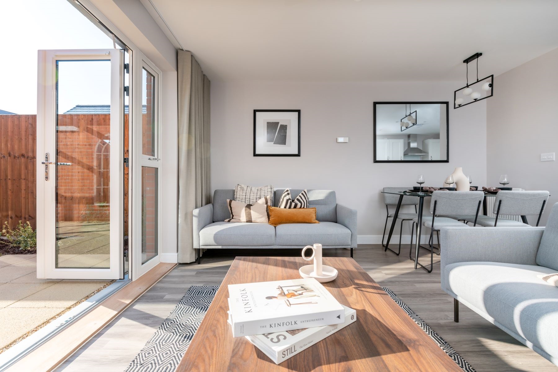 Lounge to garden 