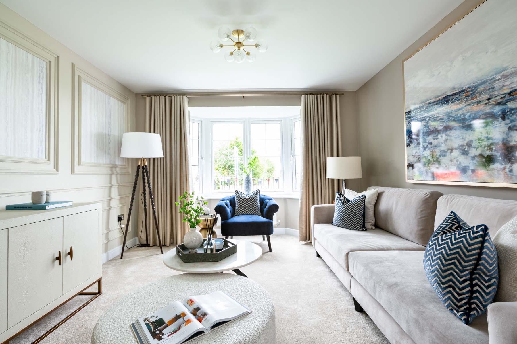 Spacious lounge at the front