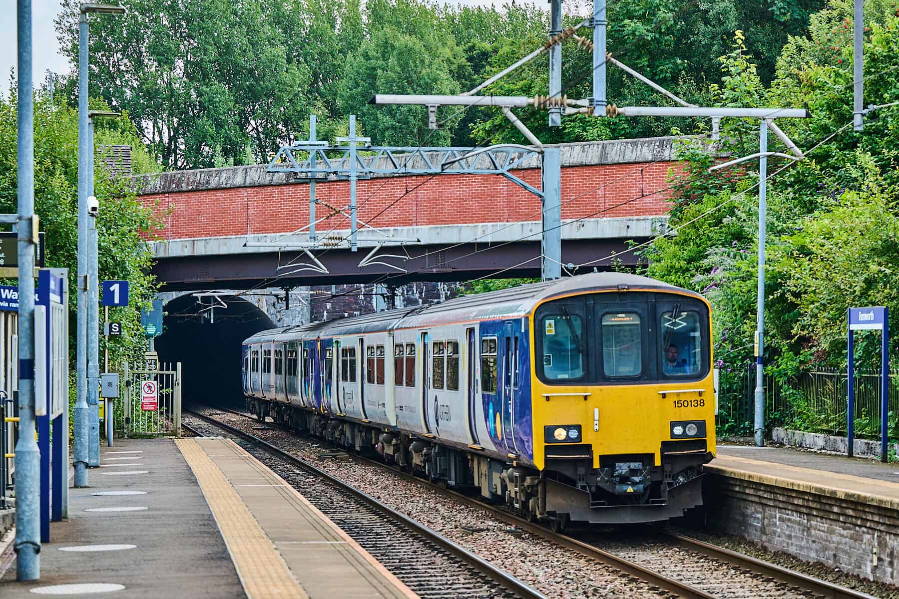 Road & rail transport links close by