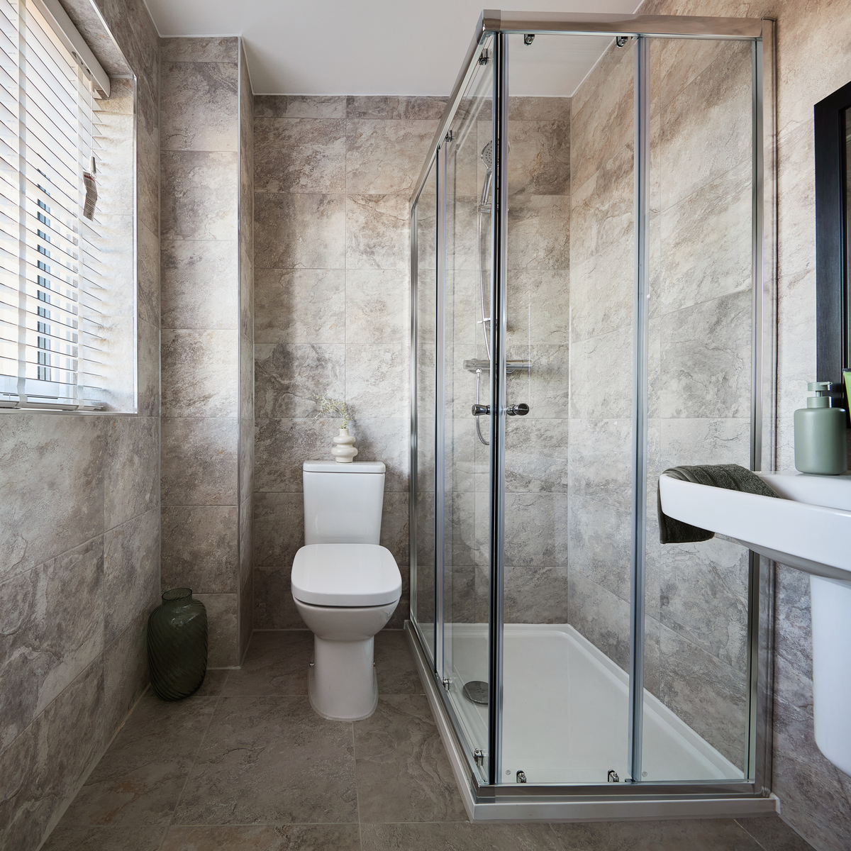 En suite to the main bedroom with shower