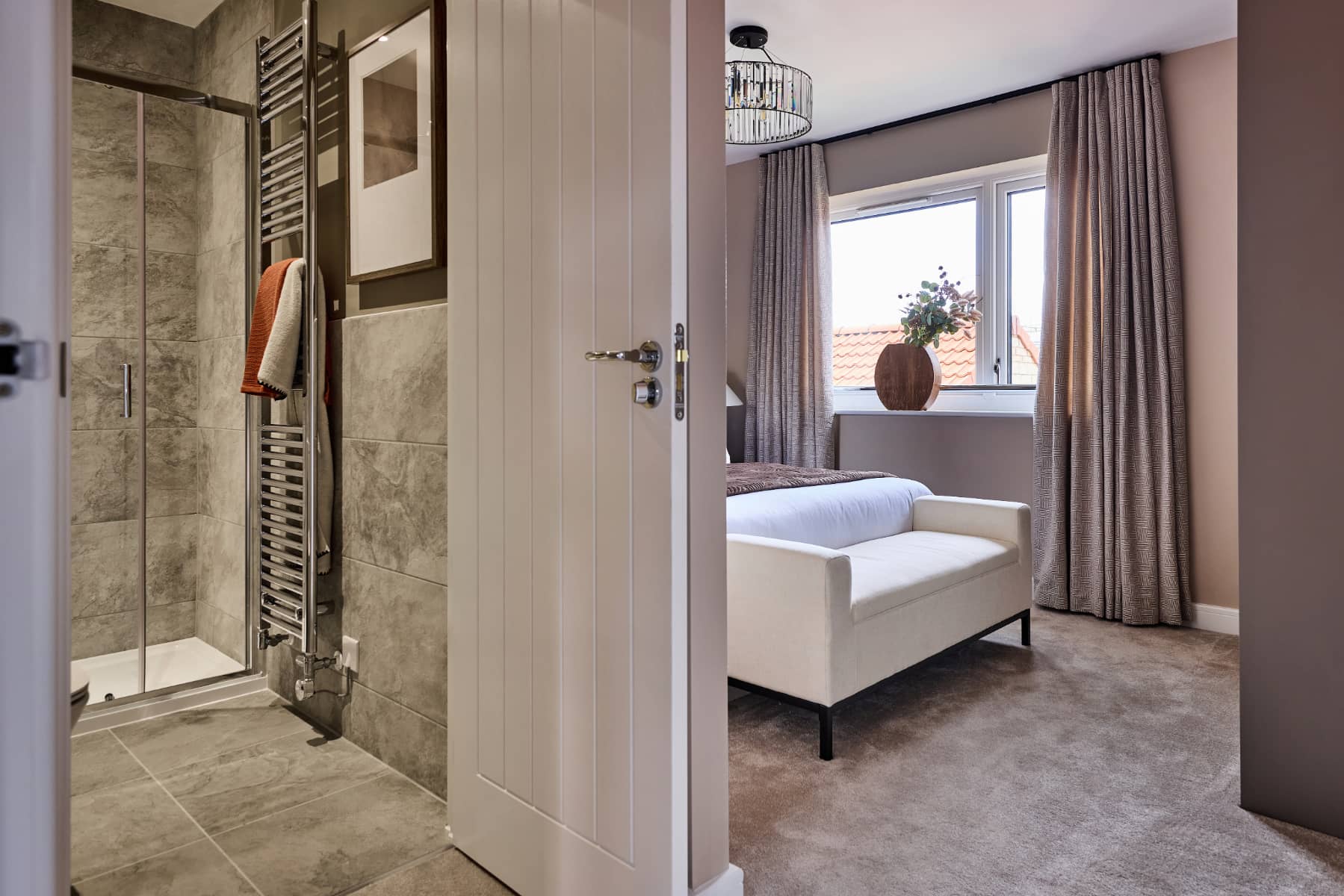 A spacious main bedroom with its own private en suite.