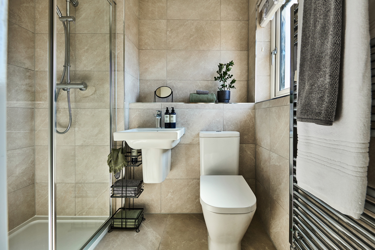 Ensuite to bedroom 1