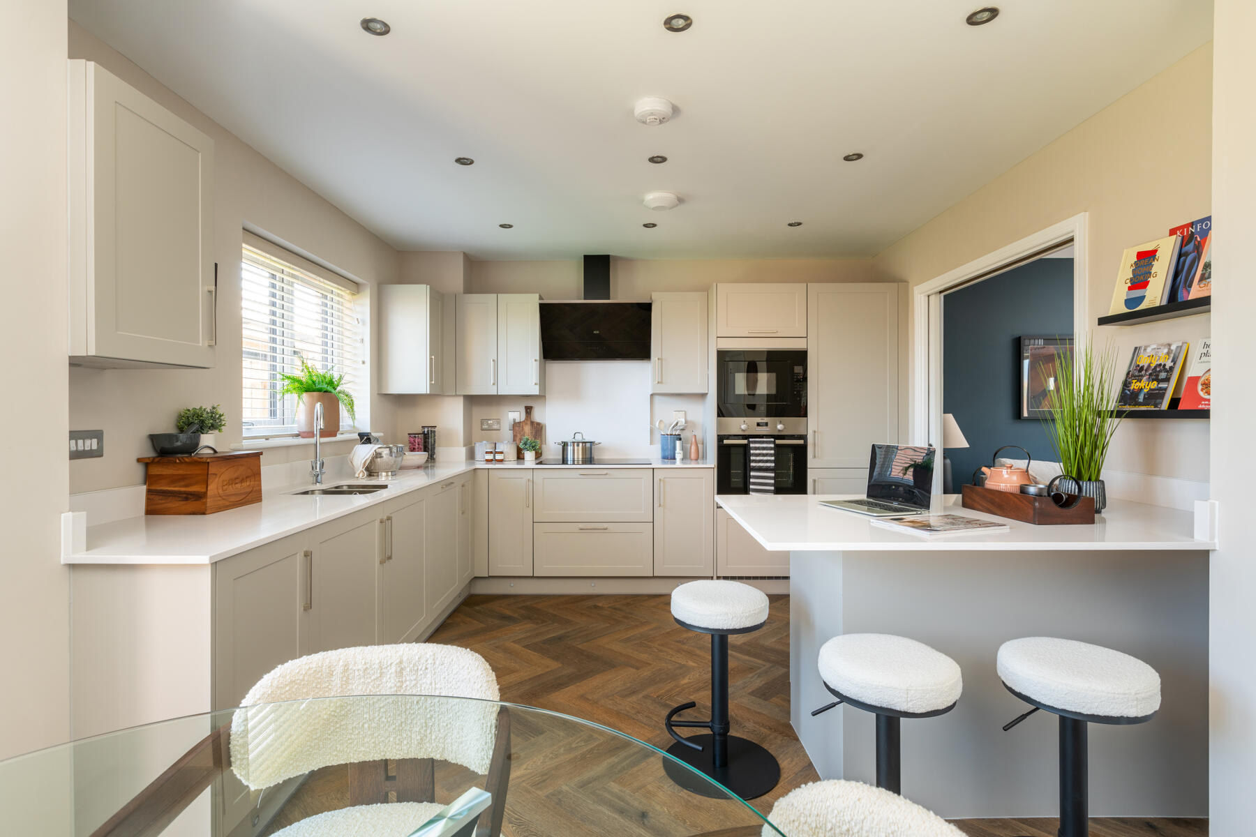 A sociable space to cook and dine