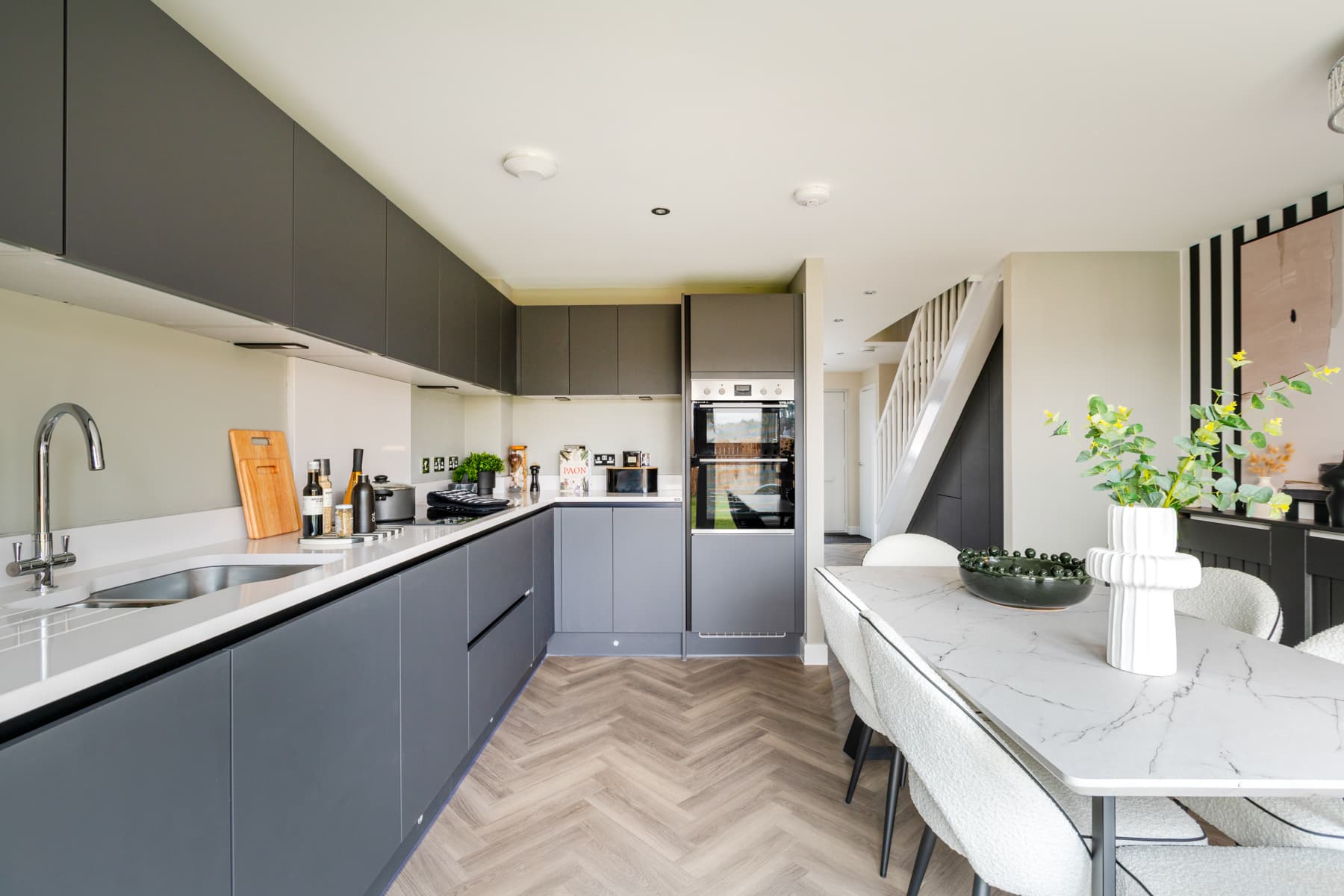 A sociable space to cook and dine