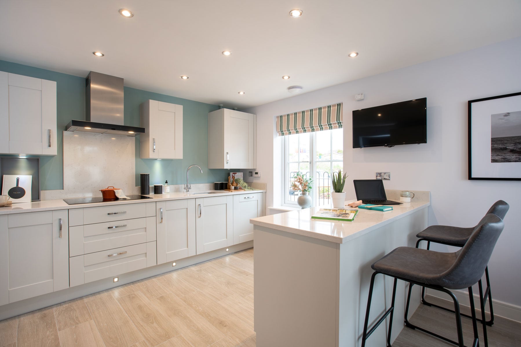 Kitchen with breakfast bar