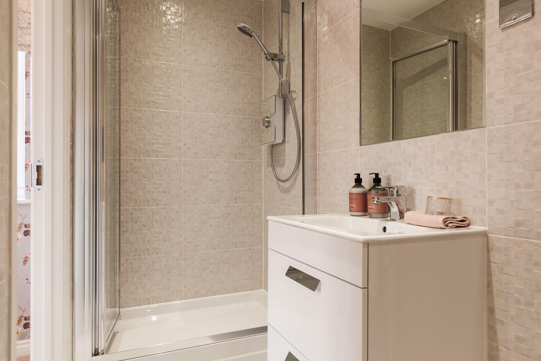 Your relaxing en suite to the main bedroom