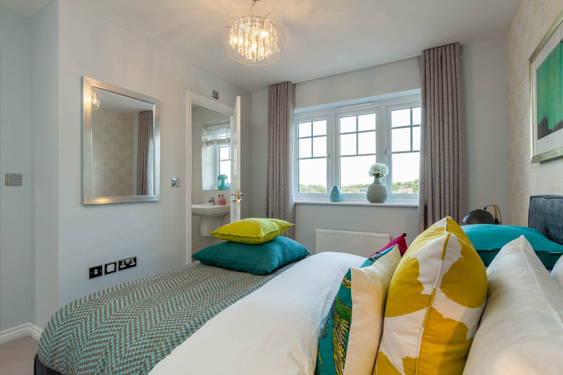 Main bedroom with en suite 