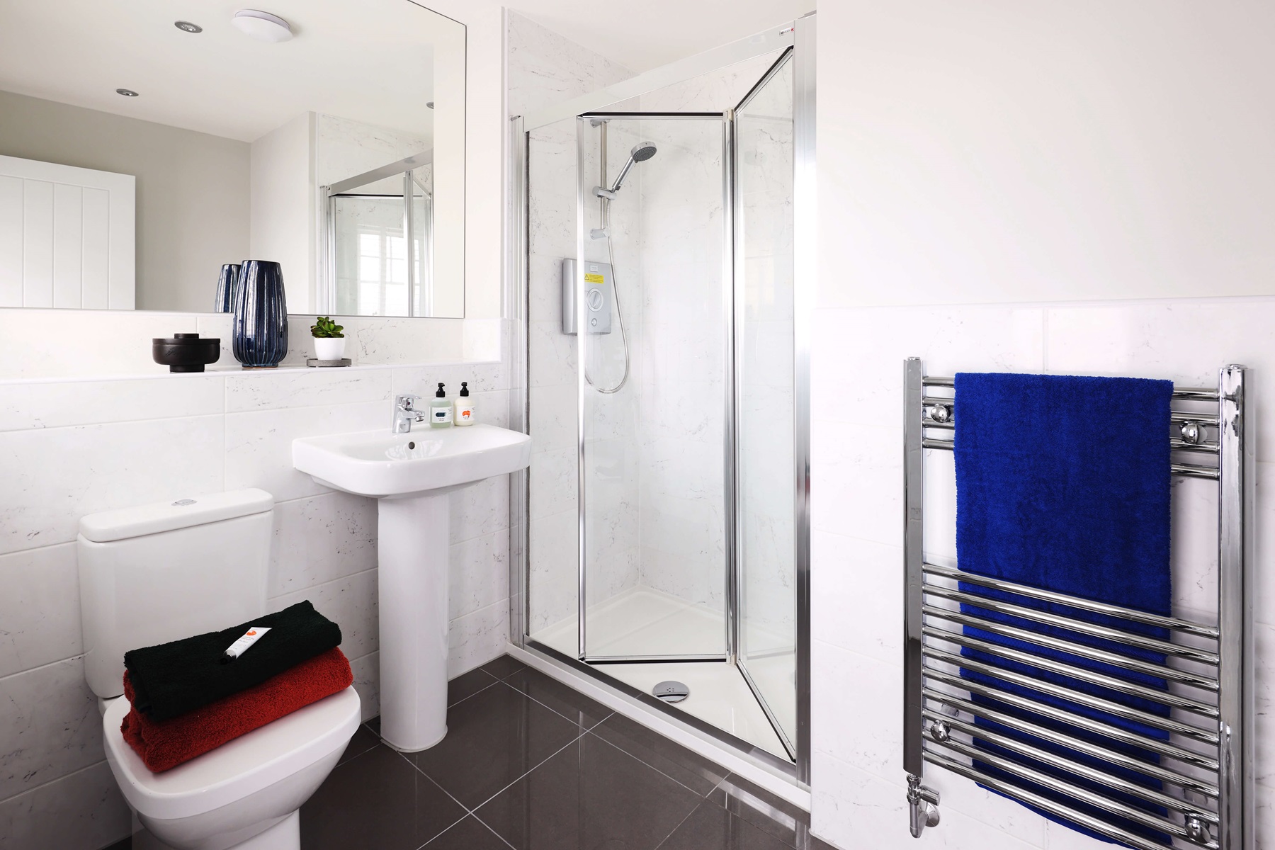 En suite to main bedroom