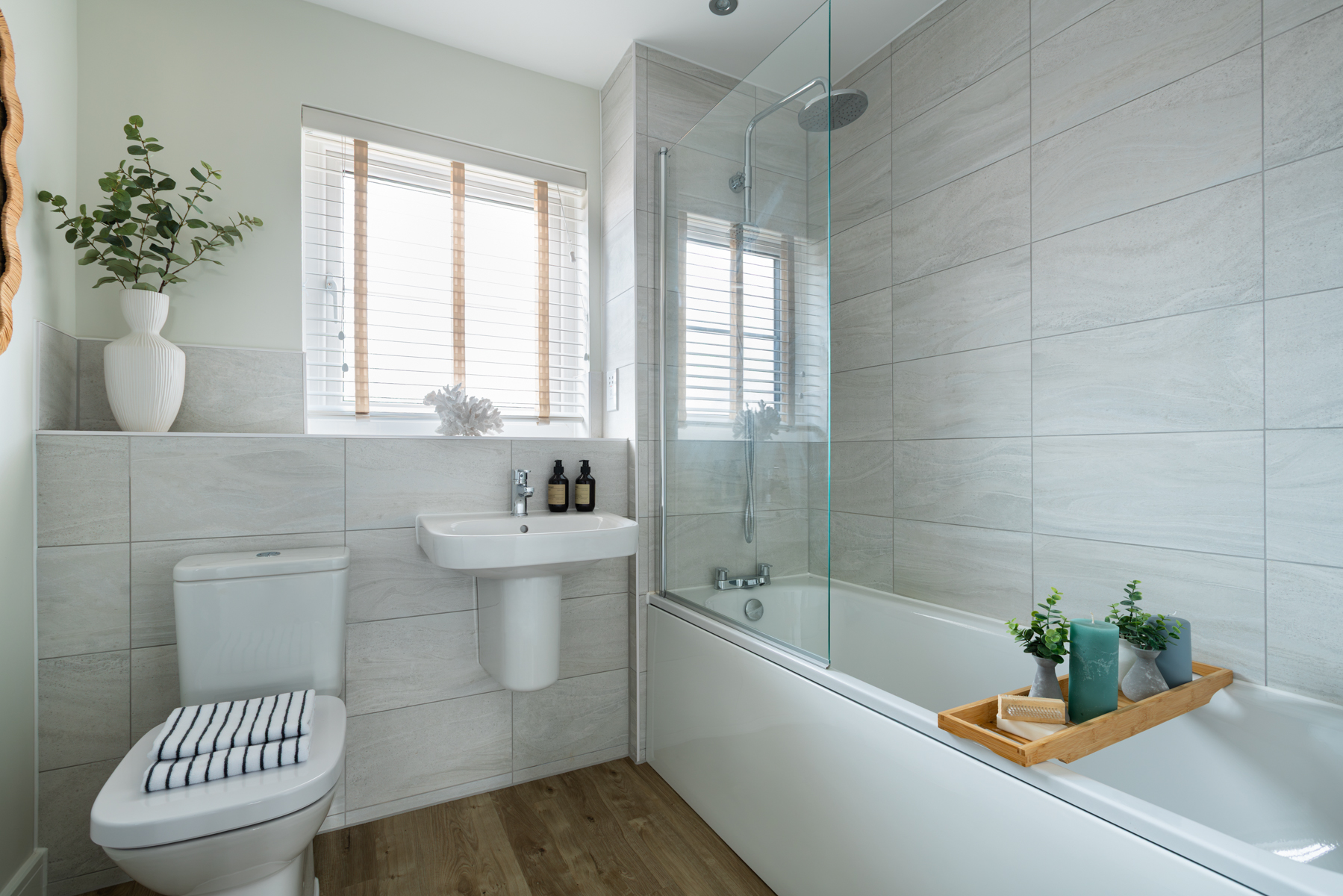 A well-equipped family bathroom