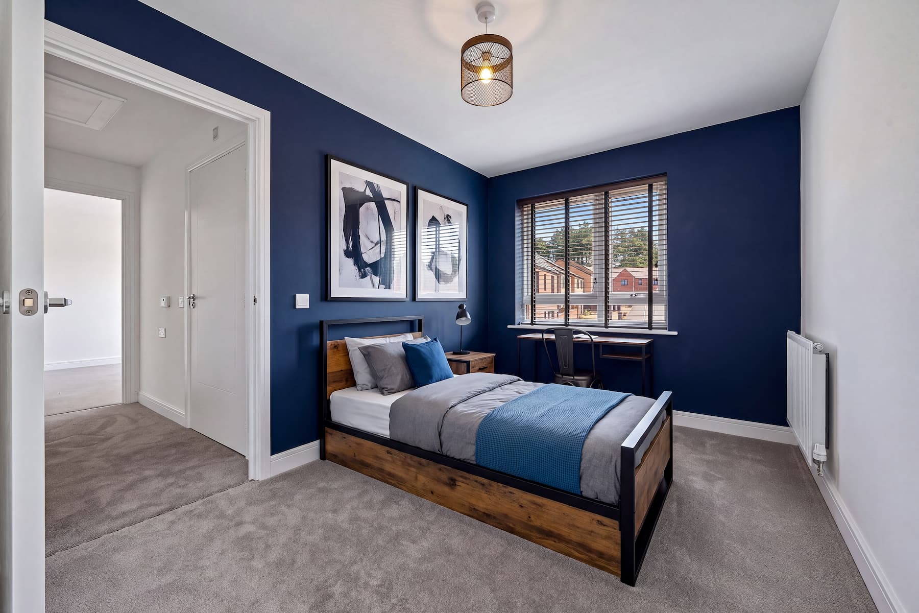 Another good sized bedroom