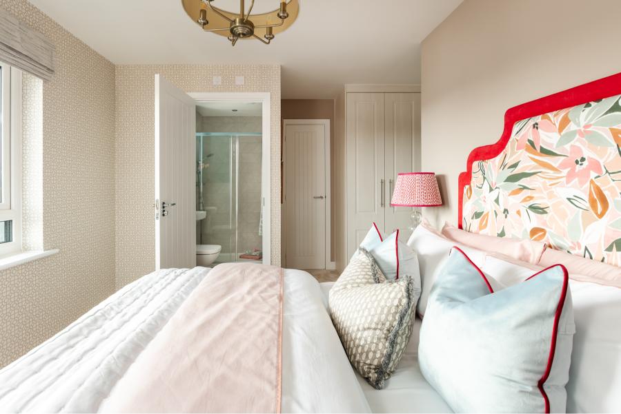 Main bedroom showing en suite