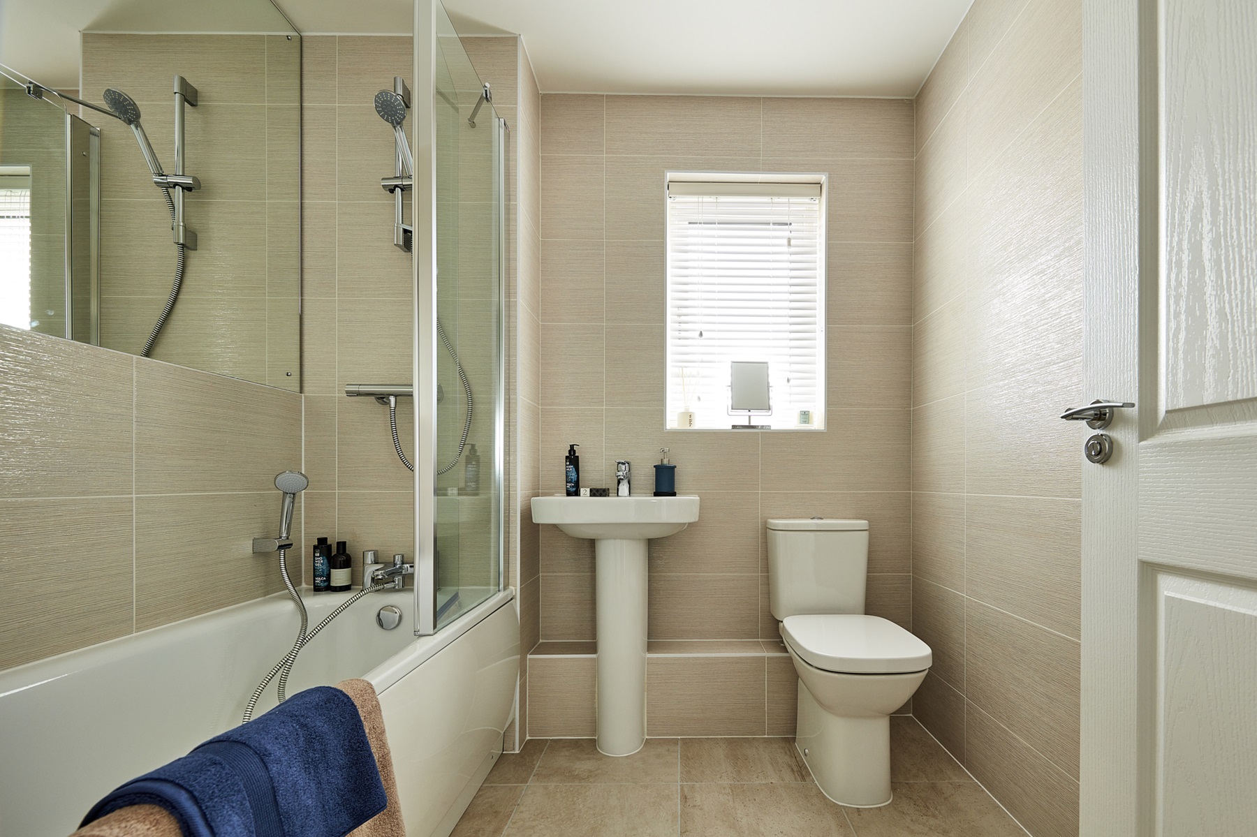 Contemporary fitted bathroom