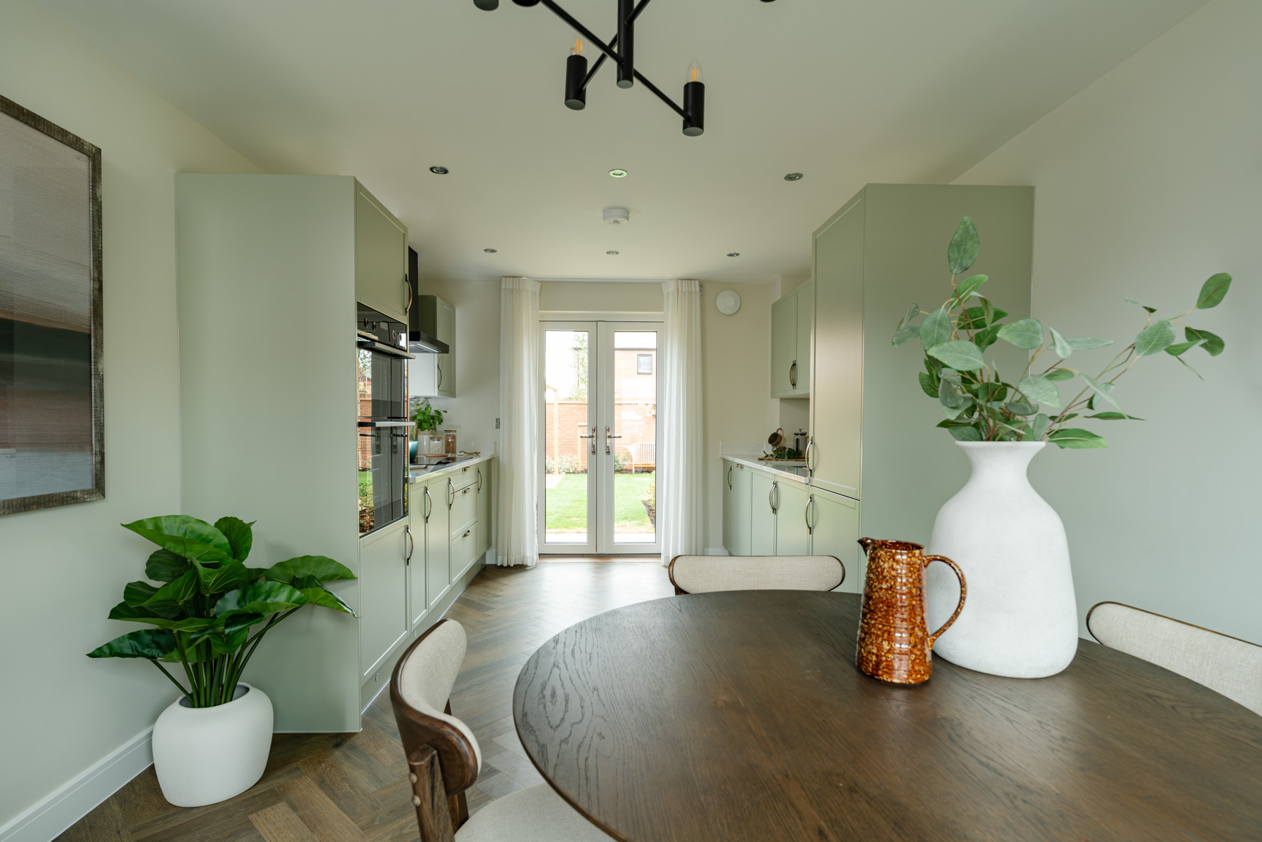 Open-plan kitchen and dining space, perfect for everyday living