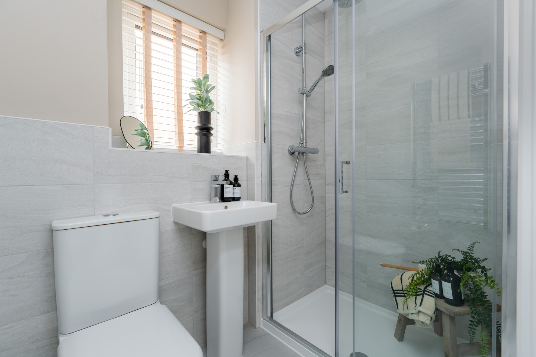 Private en suite serving the principal bedroom