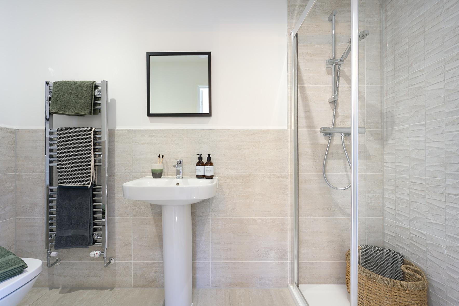 En suite to main bedroom