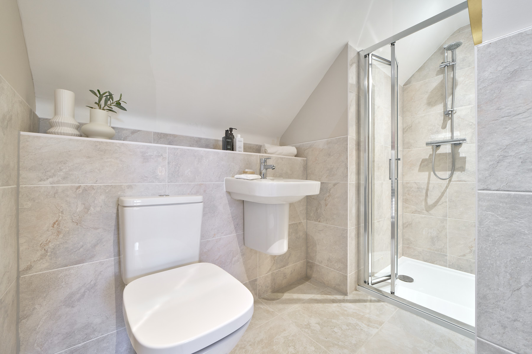 En suite to main bedroom