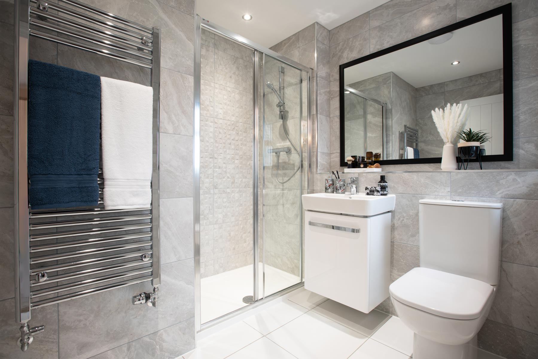 The main bedroom benefits from an en suite bathroom
