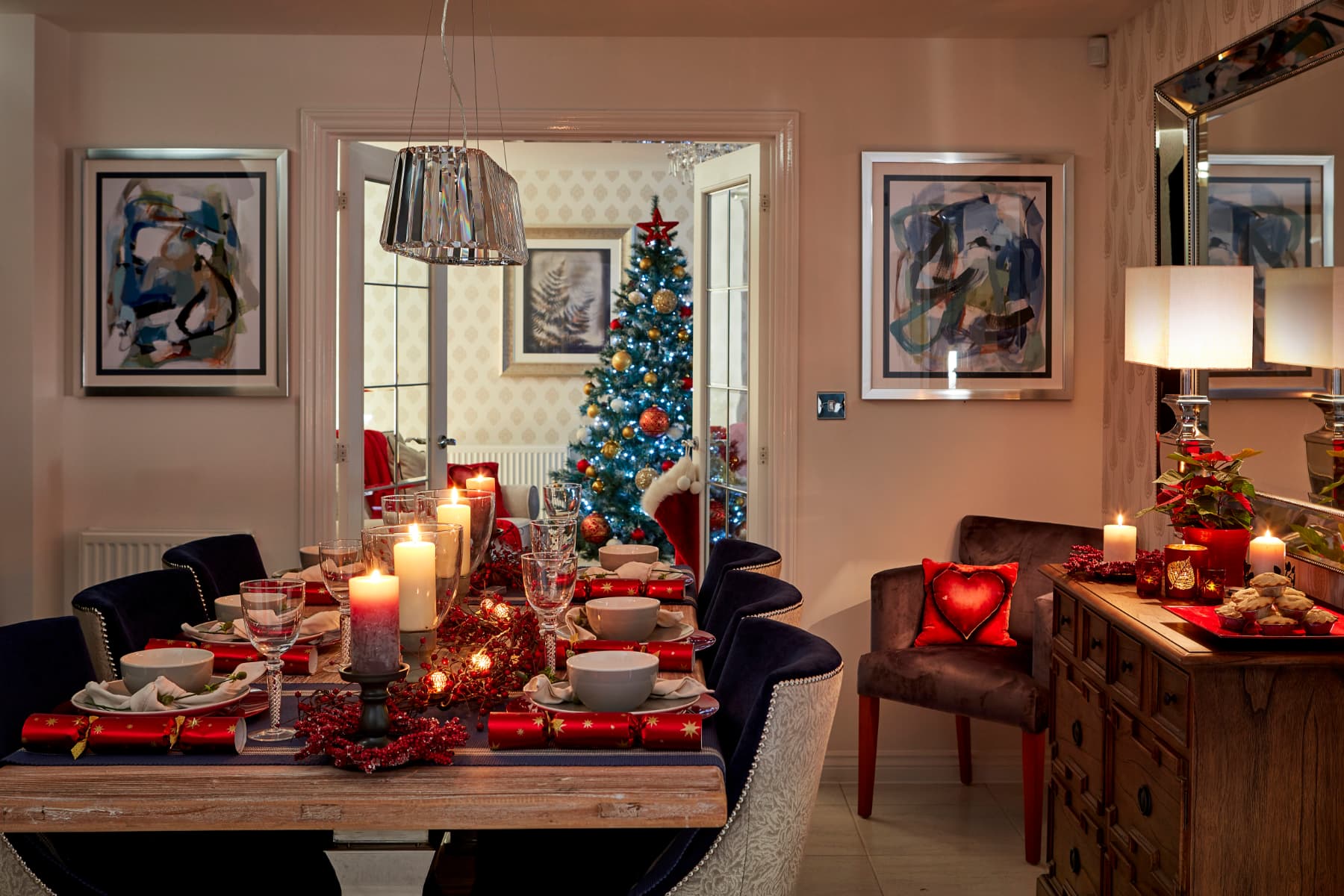 Dining room with Christmas decorations
