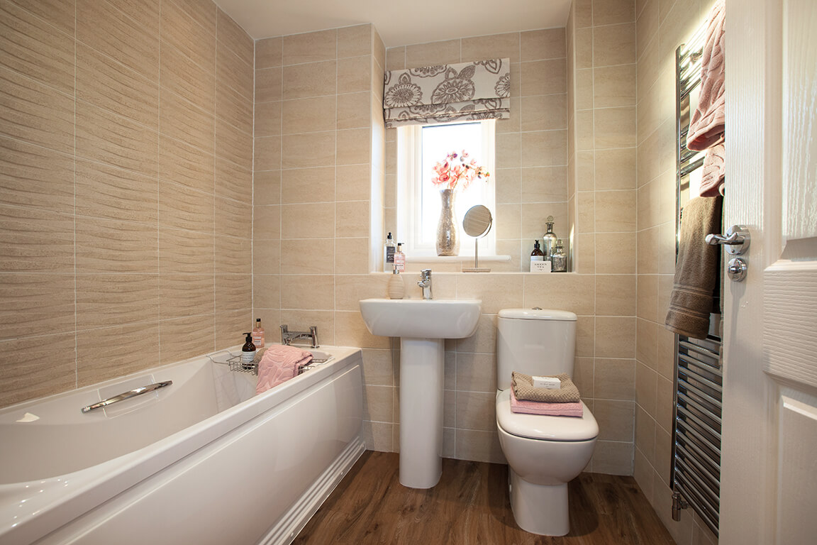 Bathroom with wood-effect floor tiles