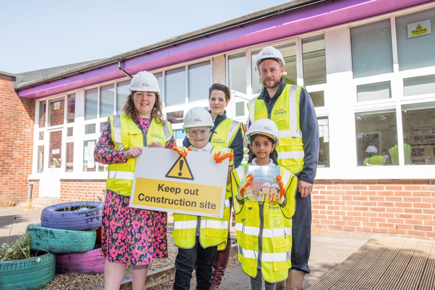Pupils of New Penshaw Academy with Taylor Wimpey team members - image 2 
