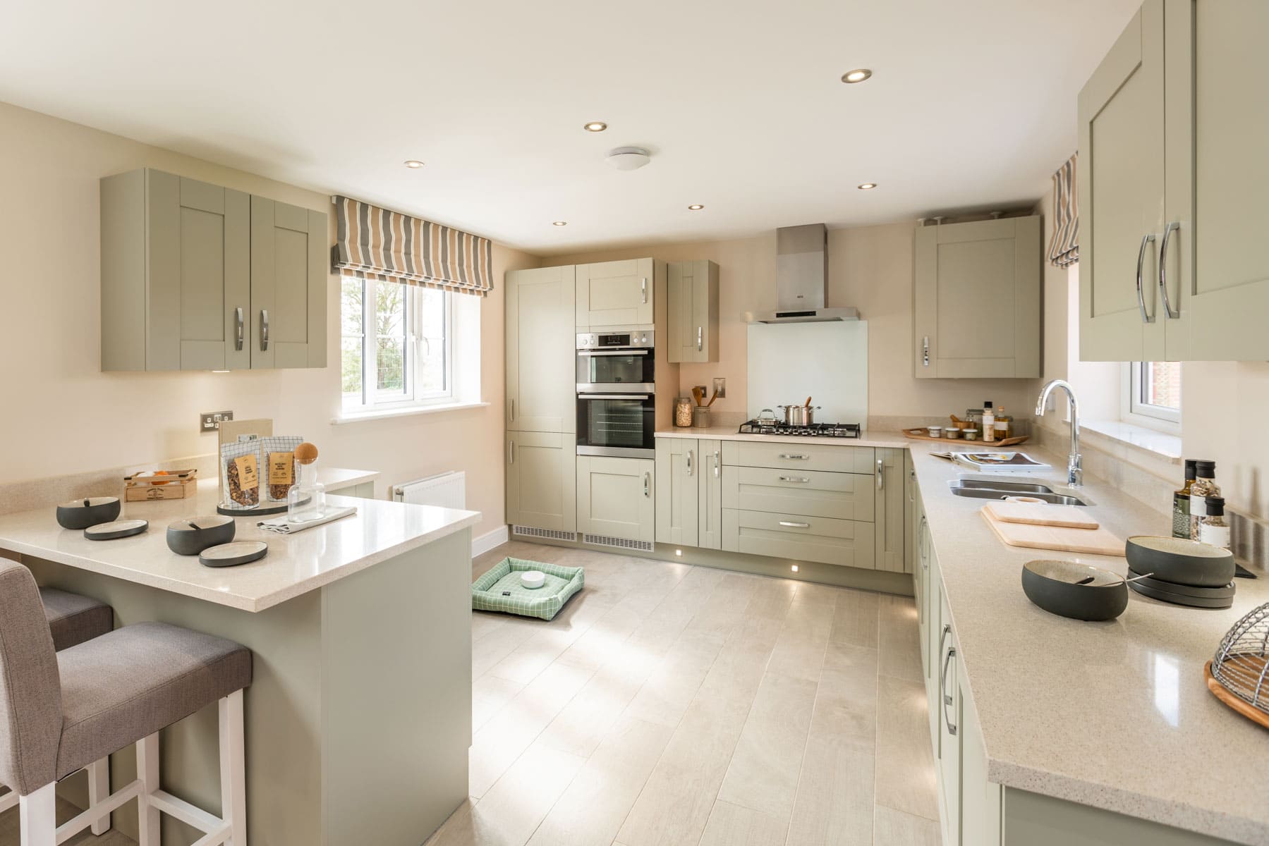Kitchen with breakfast bar