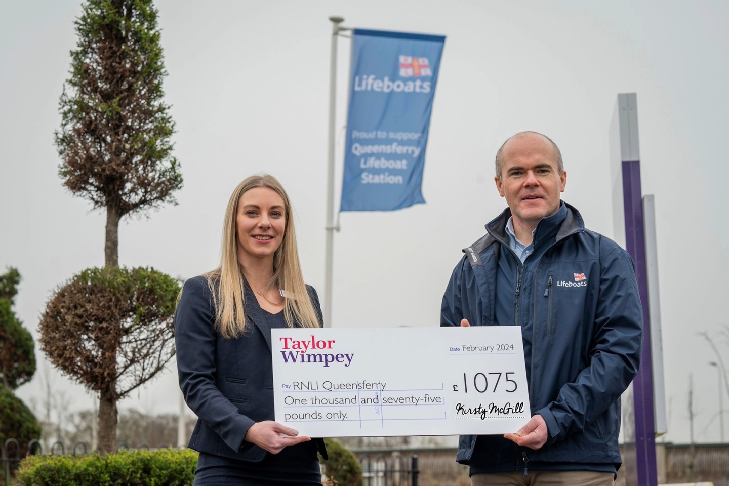 RNLI Donation at Hawthorn Gardens