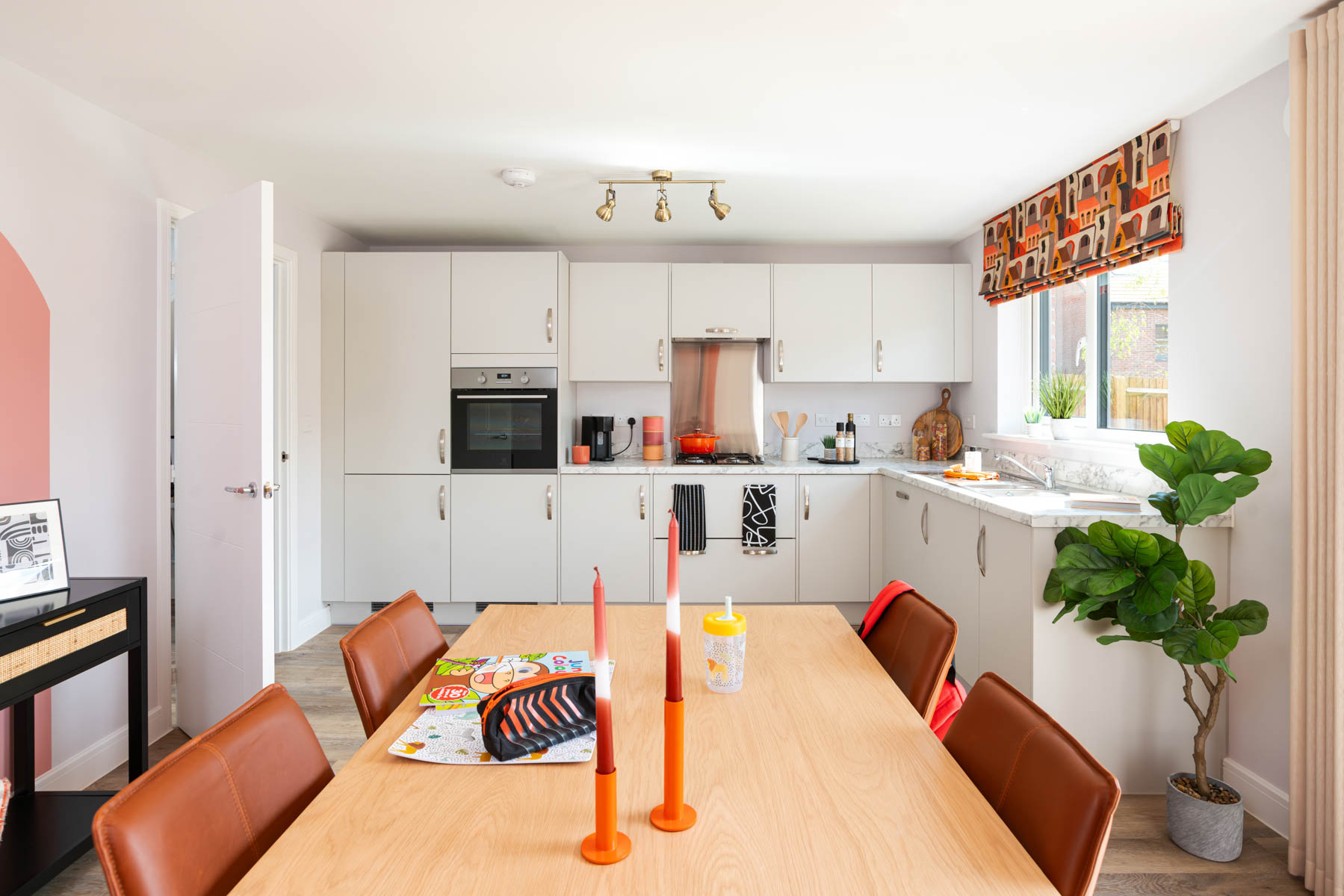 Spacious kitchen / dining area