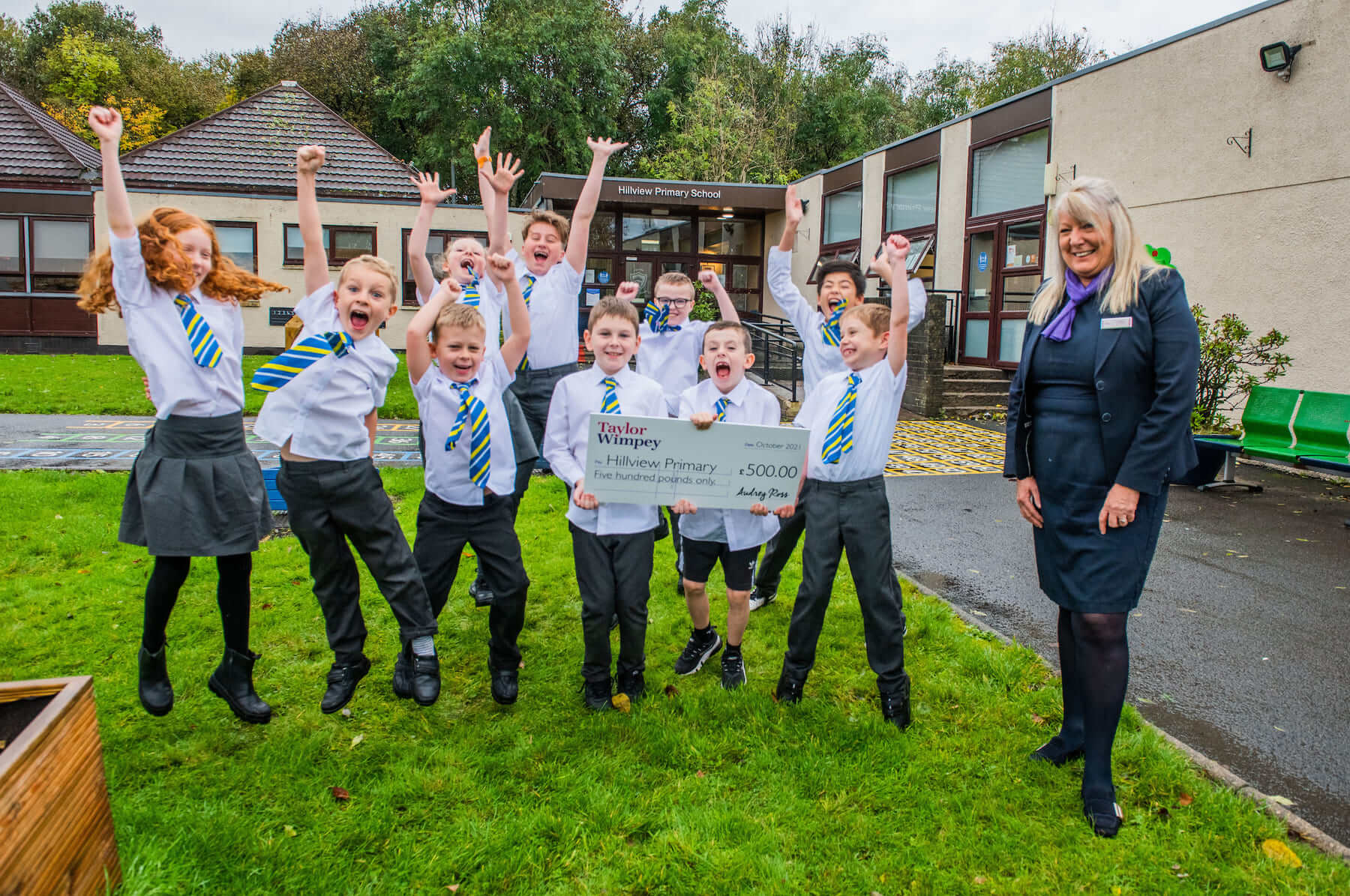 Hillview primary school Taylor Wimpey donation