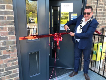 Mayor cutting ribbon